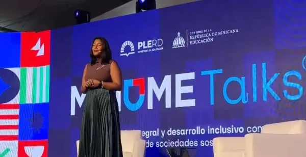 Julissa Mateo Abad en una keynote sobre tecnología y liderazgo.