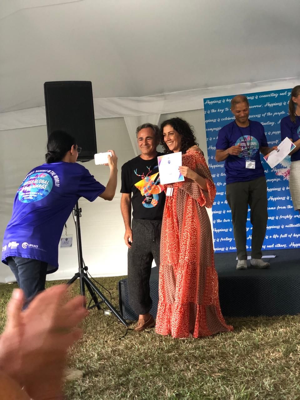 Paula Dinaro en evento corporativo con enfoque en impacto y autoridad escénica sobre Liderazgo Consciente